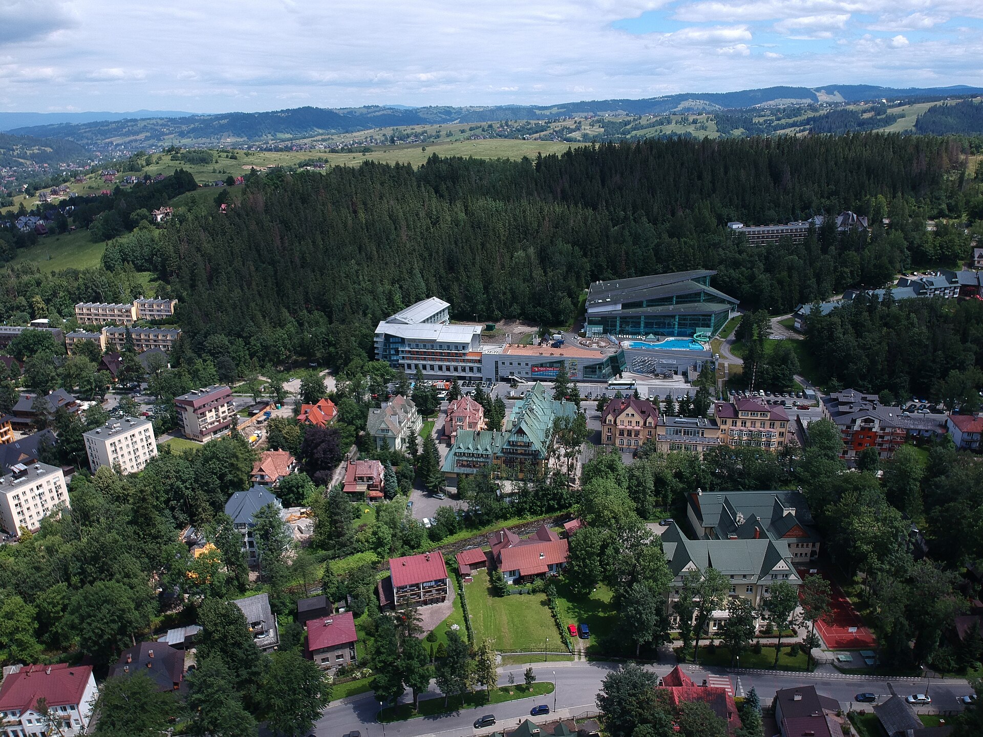 Zakopane z lotu ptaka — widok na miasto i Tatry